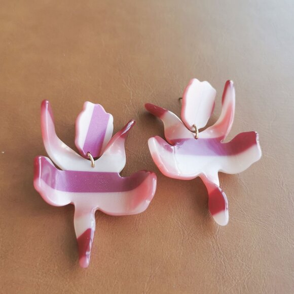 Lele Sadoughi Small Paper Lily Burgundy Stripe Earrings - Picture 3 of 3